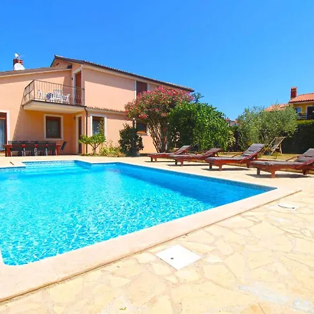 With Pool In Liznjan-istrien 44034